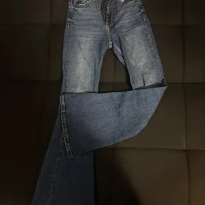 Bershka - farmerke zvoncare