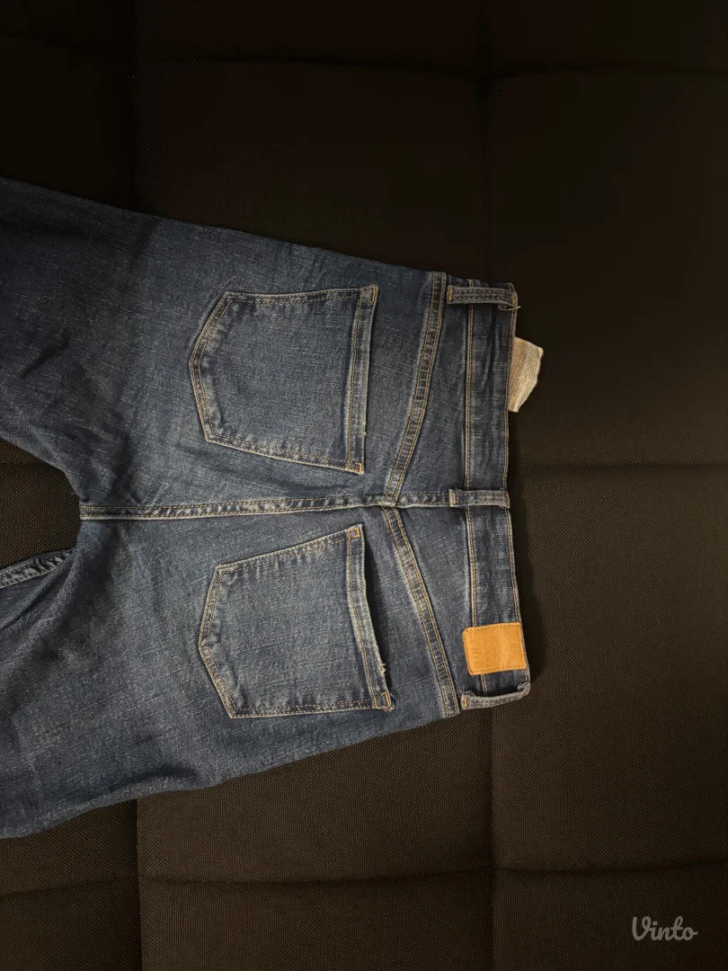 Bershka - farmerke zvoncare