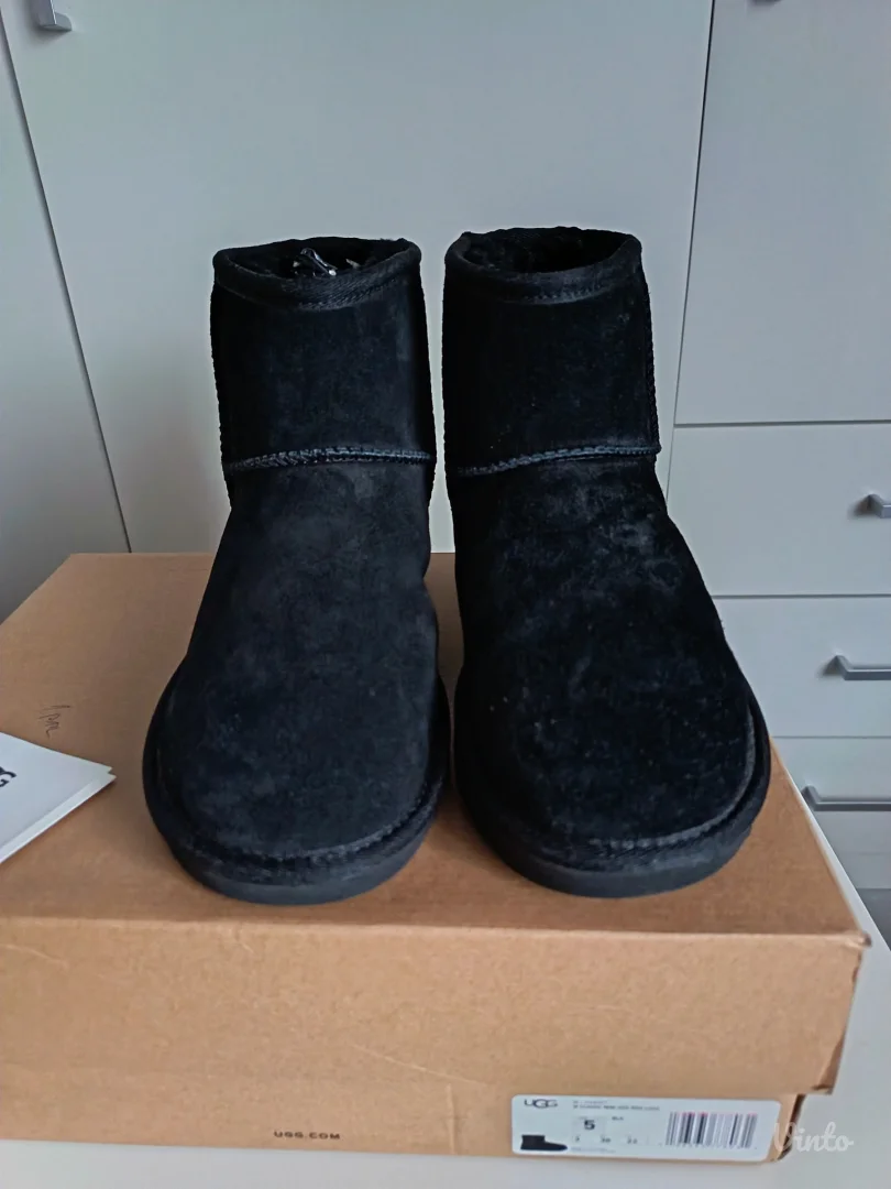 Nove uGG cizme