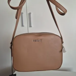 Replay torbica sa etiketom