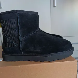 Nove uGG cizme