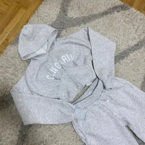 Prestiz komplet siva trenerka, M veličina.