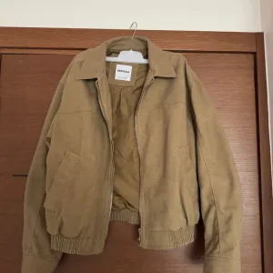 Bershka jakna od prevrnute kože