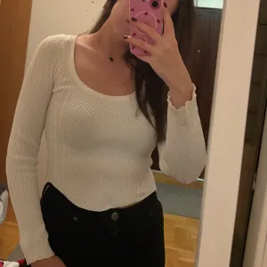 Beli crop top-trikotaza