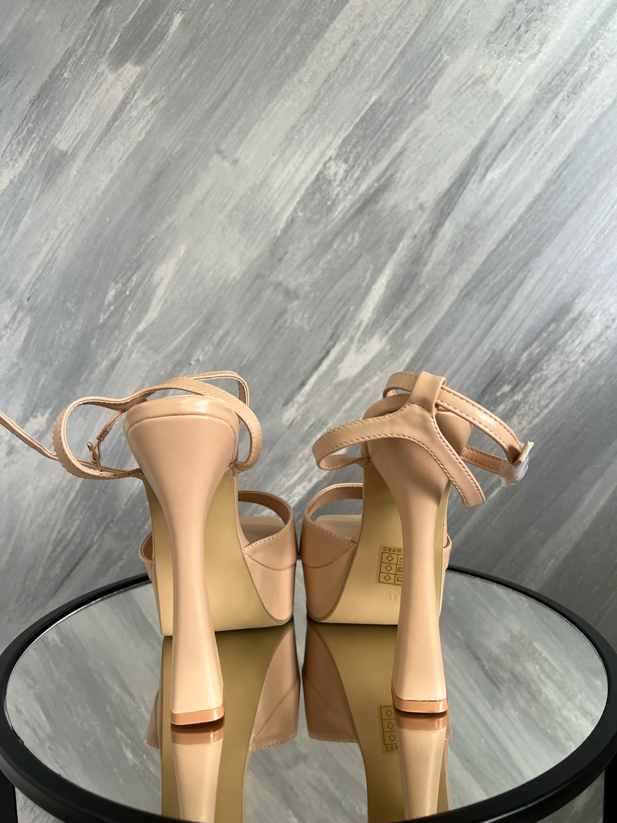 Nove stikle na platformu