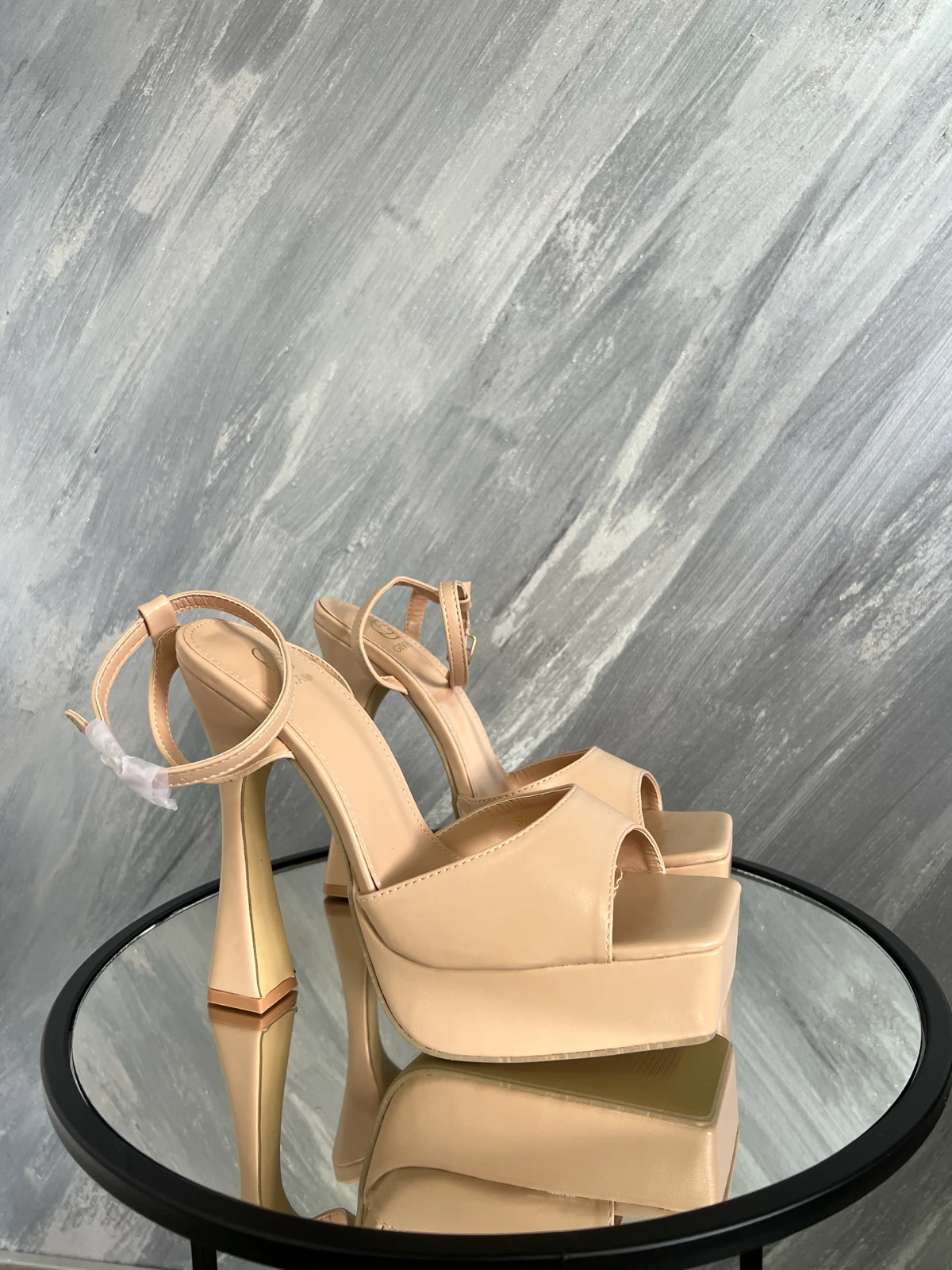 Nove stikle na platformu