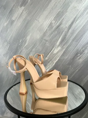 Nove stikle na platformu