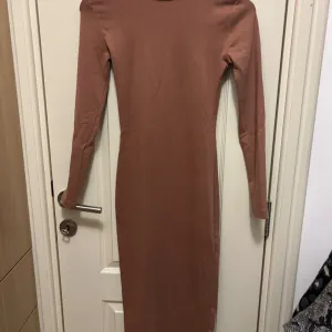 Zara haljina sa golim ledjima