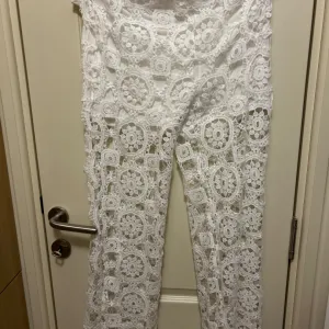 Pletene pantalone za plazu