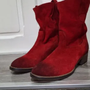 Čizme od prevrnute kože - NOVE - Dingo boots