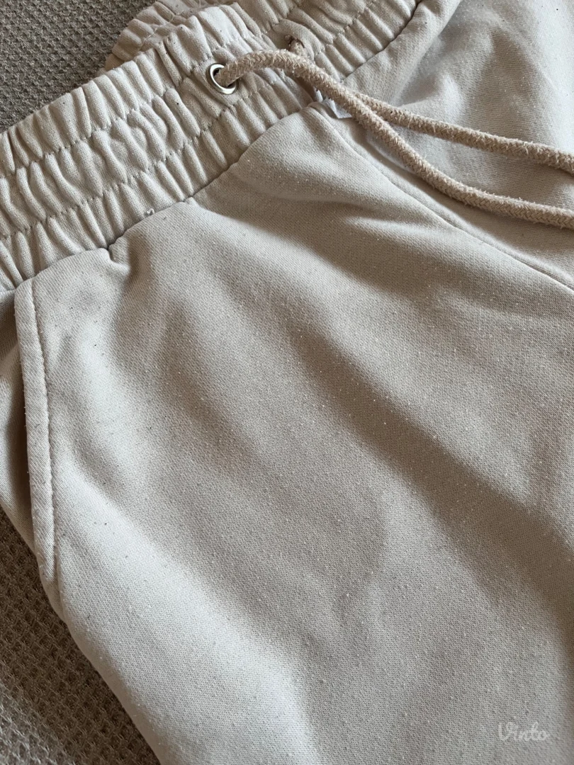 Stradivarius- krem trenerka