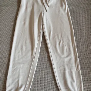 Stradivarius- krem trenerka