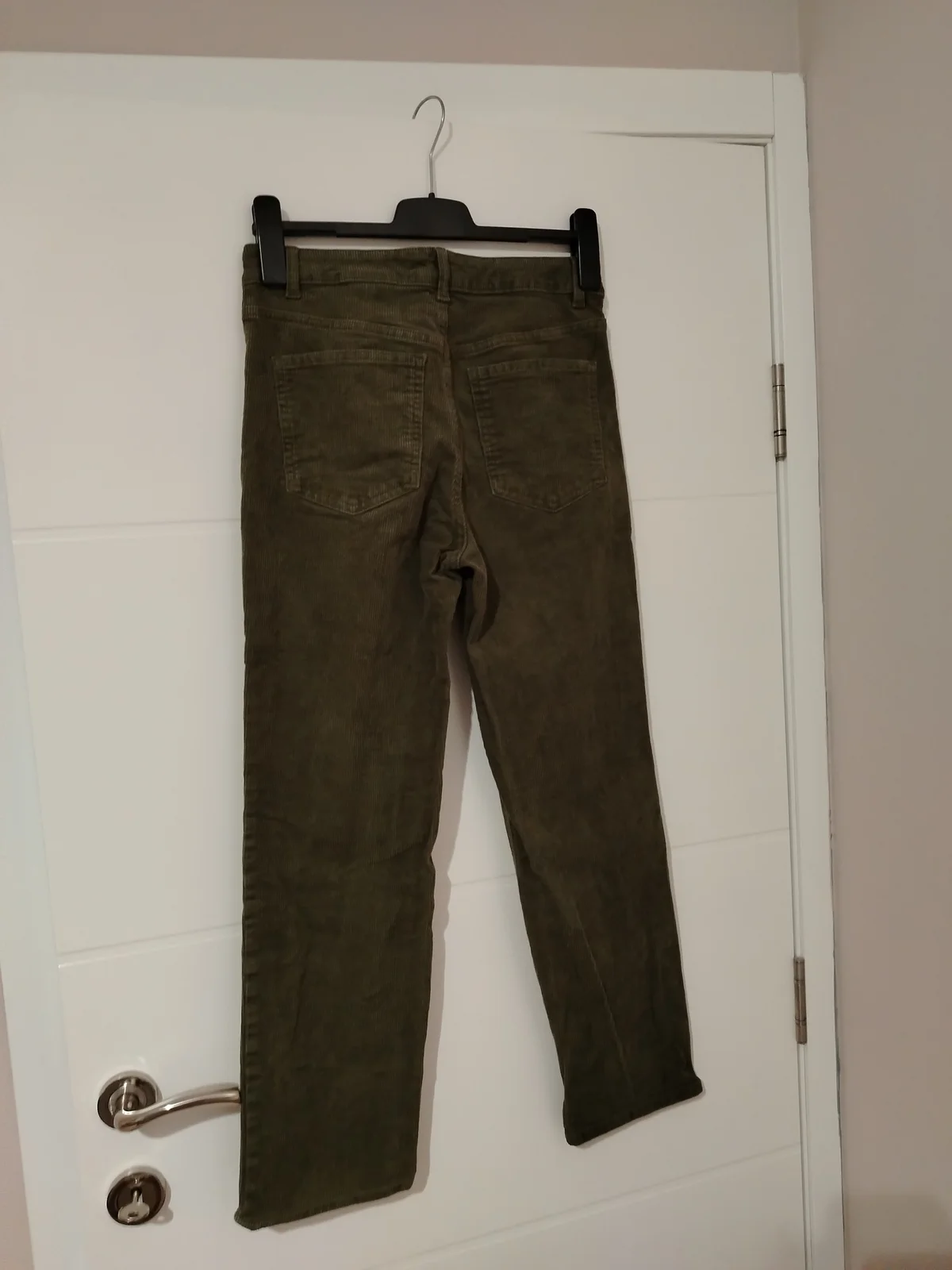 Maslinasto zelene H&M somotske pantalone 38