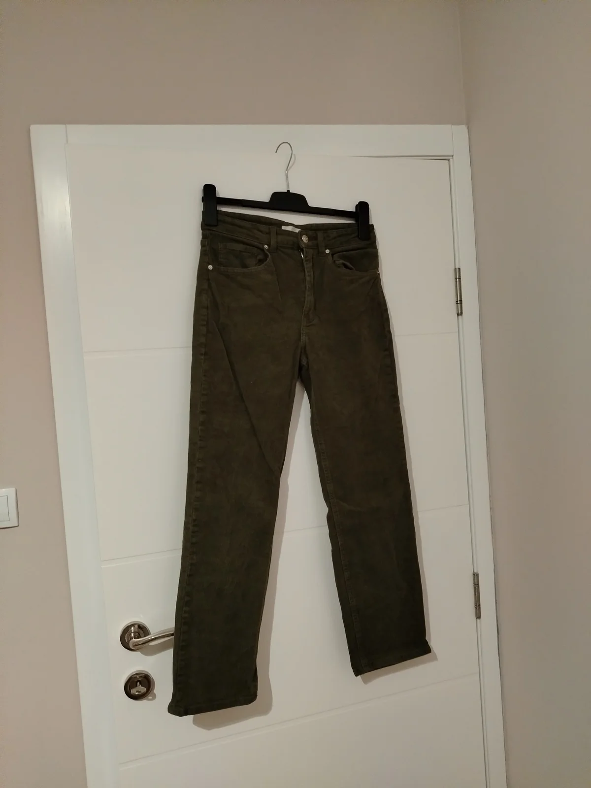 Maslinasto zelene H&M somotske pantalone 38