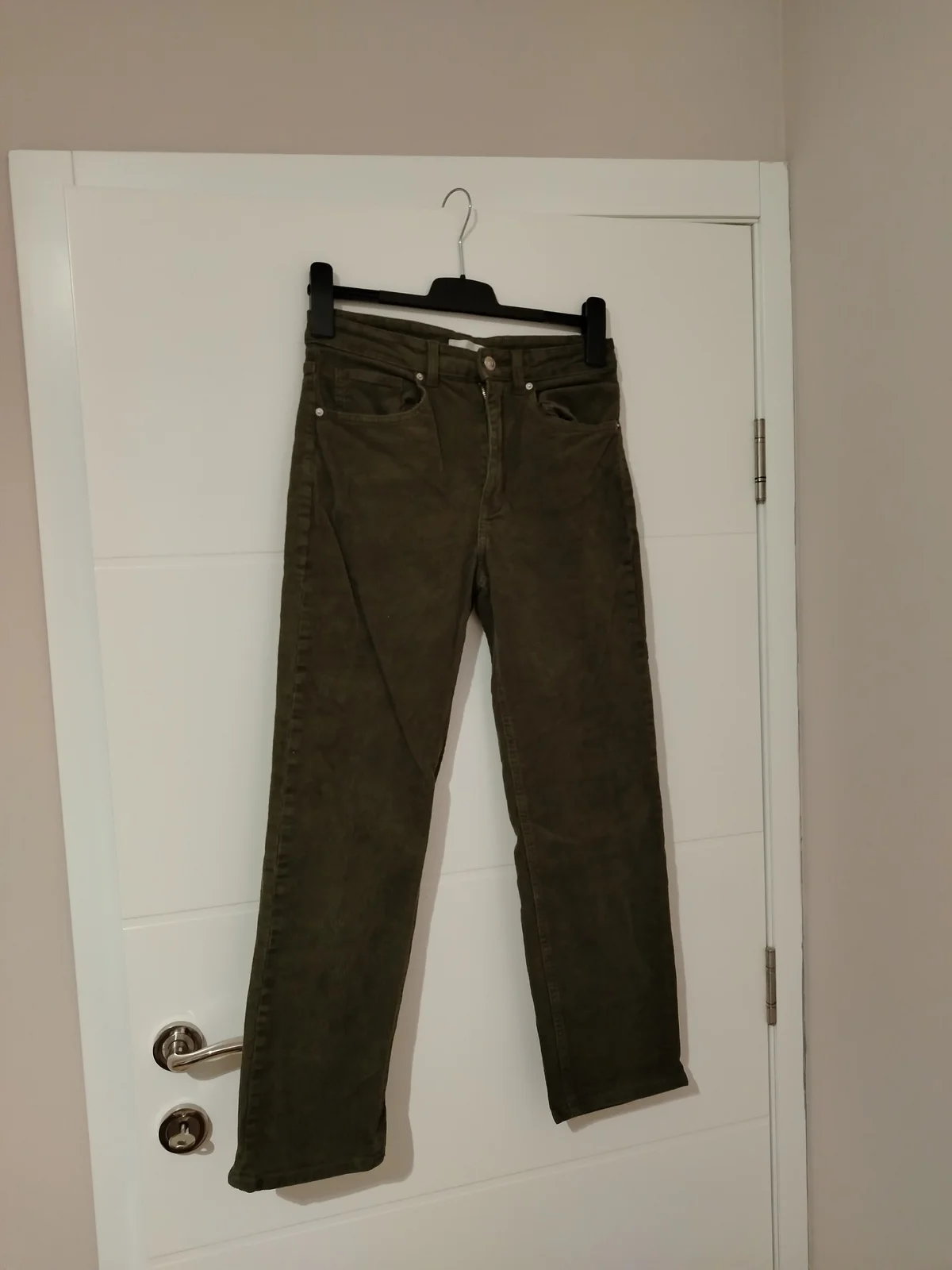 Maslinasto zelene H&M somotske pantalone 38