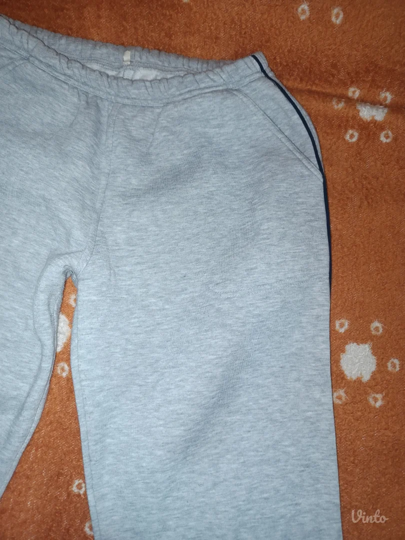 Puna kutija firmirane garderobe. Videti slike.