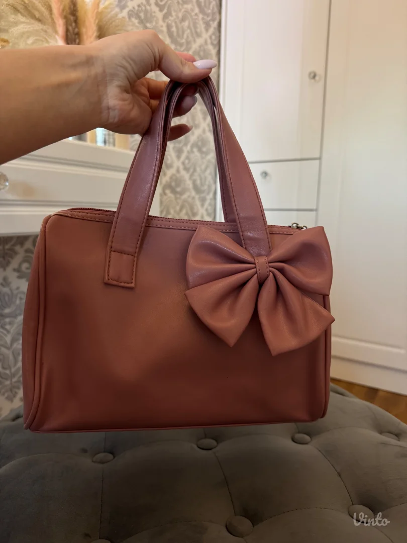 Preslatka tašnica s mašnicom