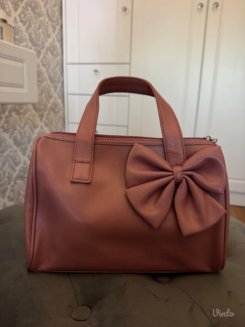 Preslatka tašnica s mašnicom