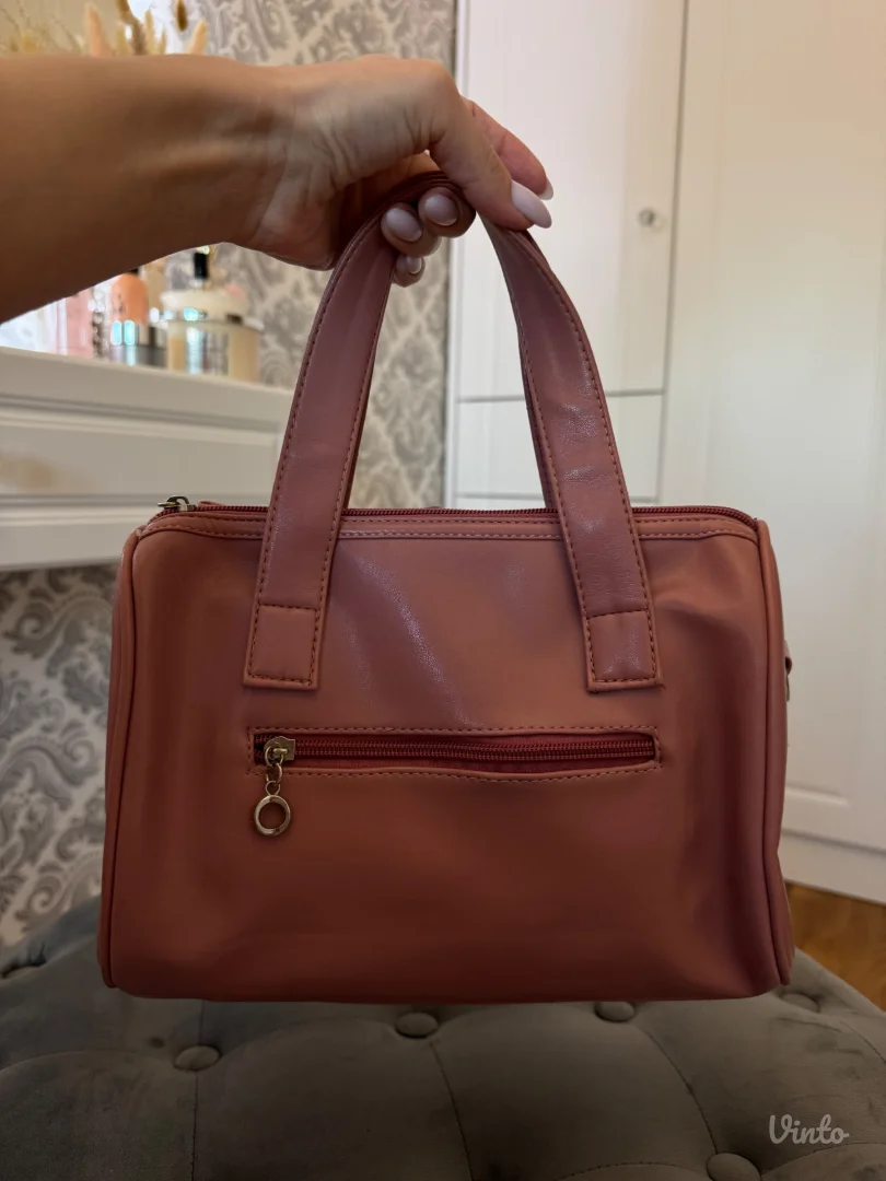 Preslatka tašnica s mašnicom