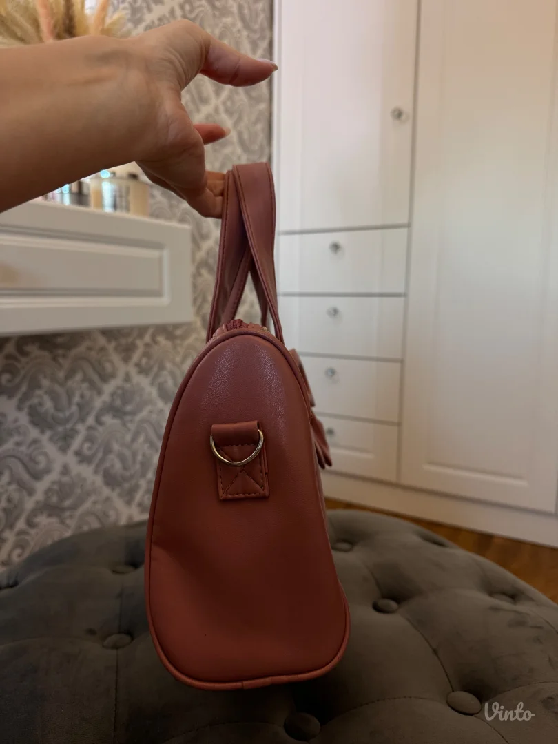 Preslatka tašnica s mašnicom