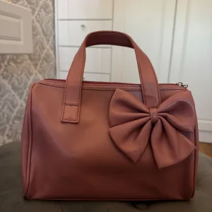 Preslatka tašnica s mašnicom