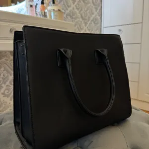 Crna klasična torba