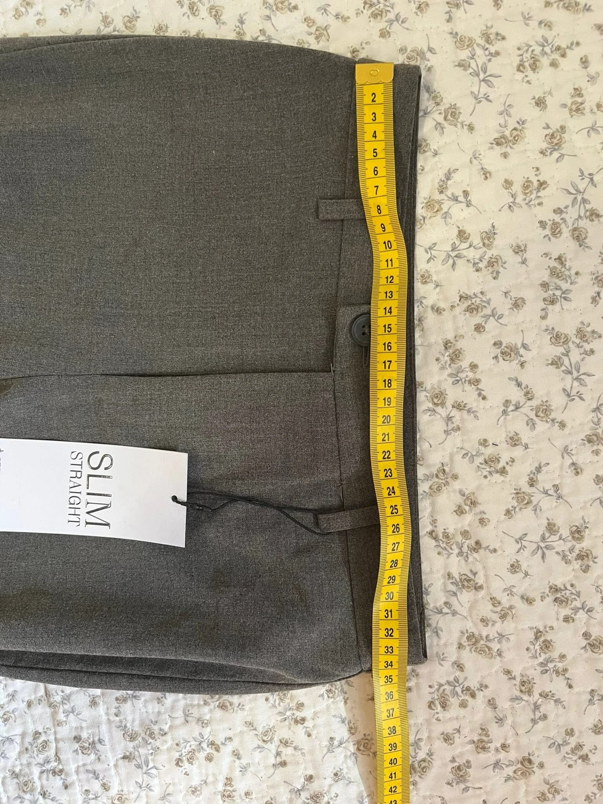 Stradivarius pantalone sa etiketom
