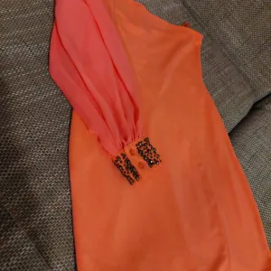 Novogodišnja koralna haljina