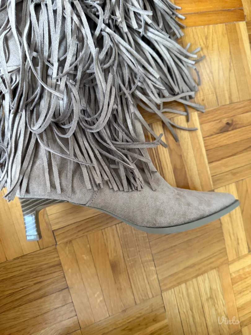 Bershka cizme na malu stiklu