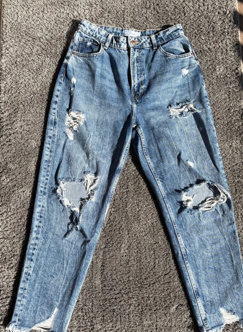 Bershka- iscepane farmerke