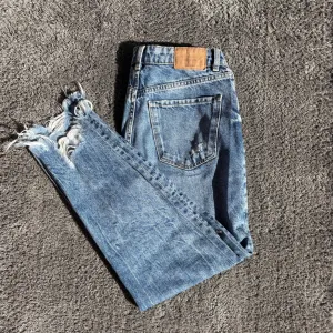 Bershka- iscepane farmerke