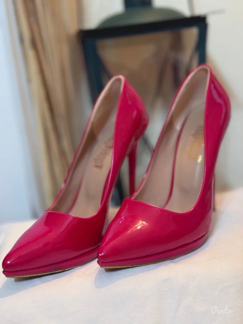 Crvene lakirane štikle