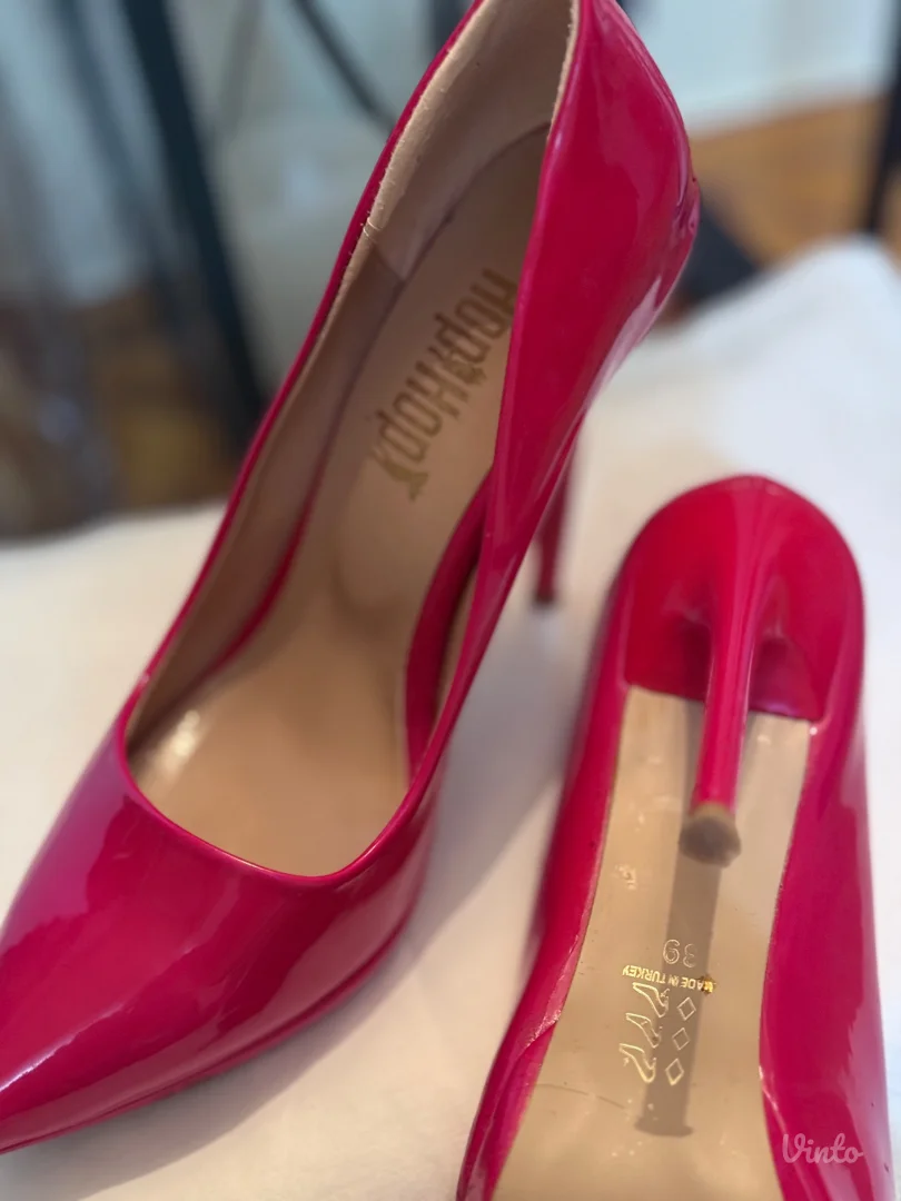 Crvene lakirane štikle