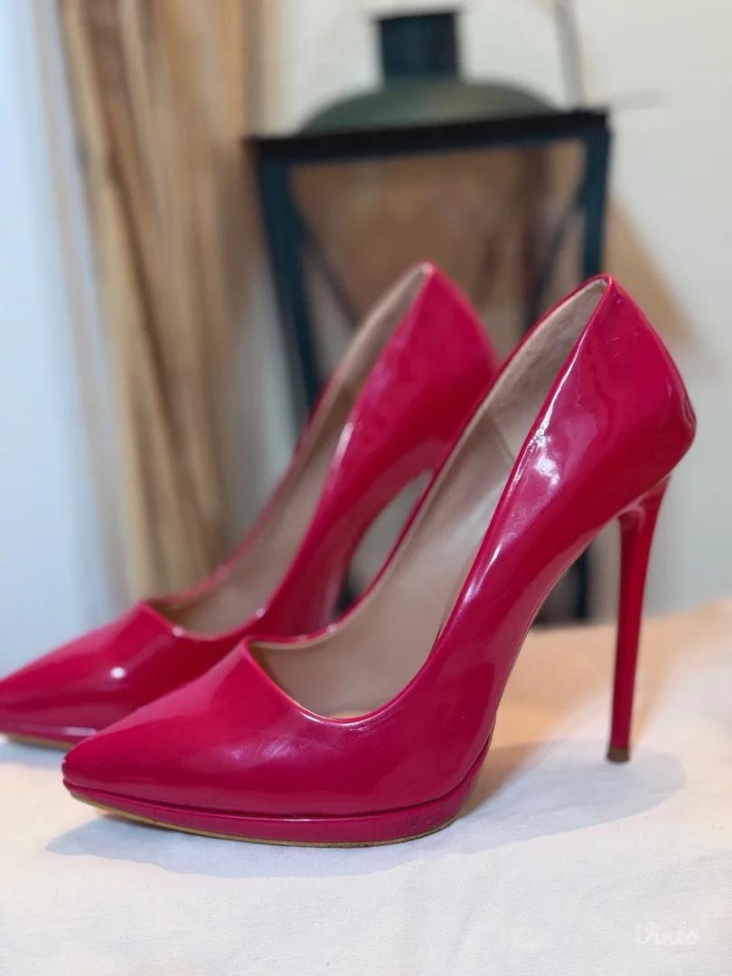 Crvene lakirane štikle