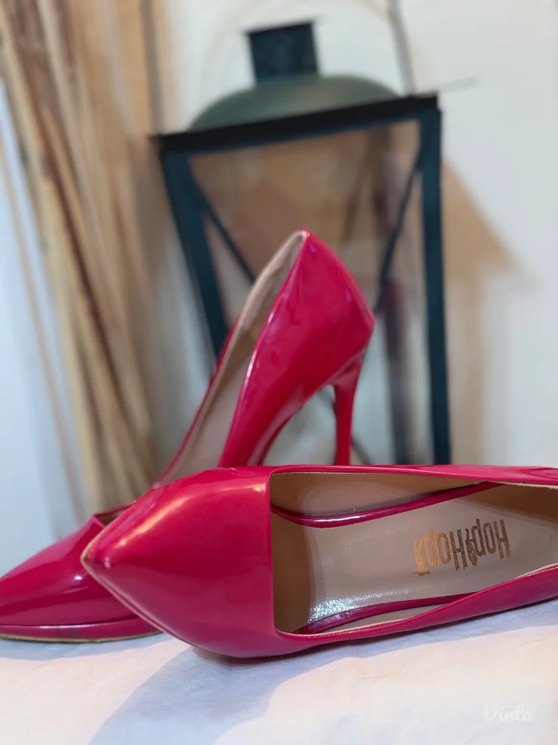 Crvene lakirane štikle