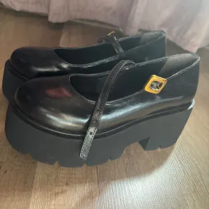 Ženske sandale na platformu