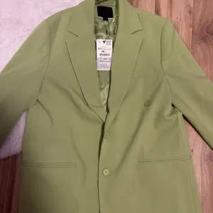 Zara sako sa etiketom