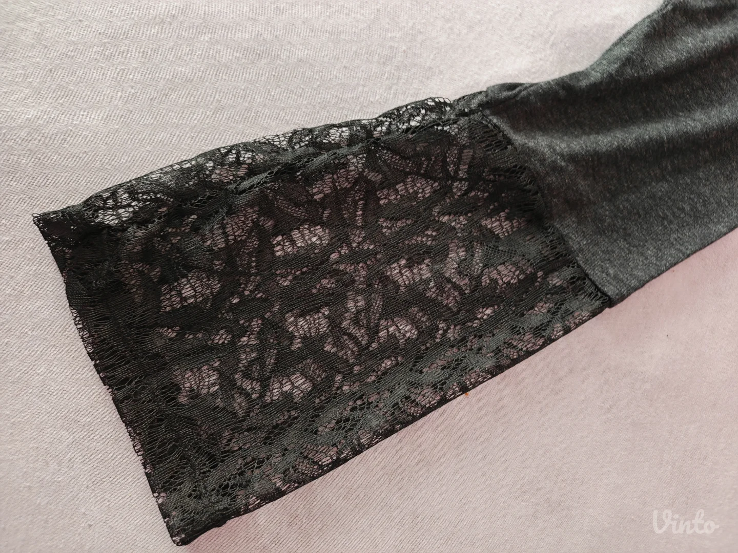 Bluza za čipkastim rukavima