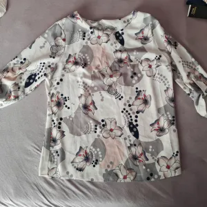 Lepršava cvetna bluza