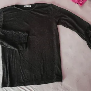 Bluza za čipkastim rukavima