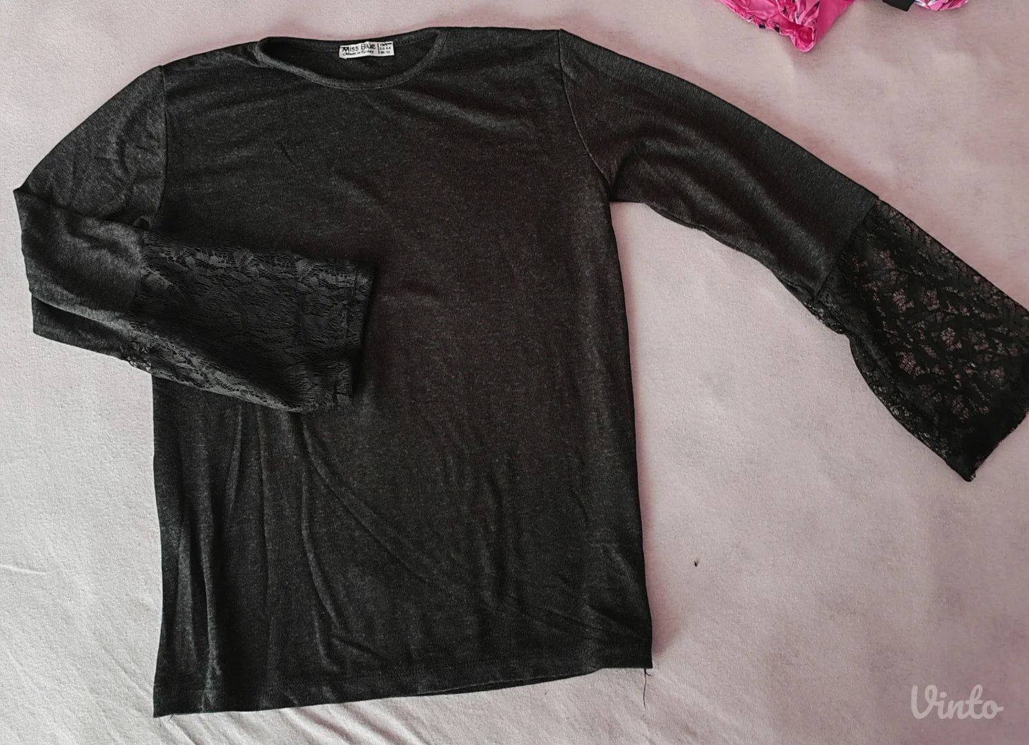 Bluza za čipkastim rukavima