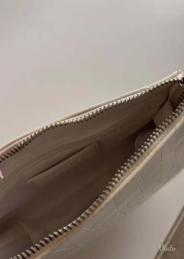 Bershka bela torbica