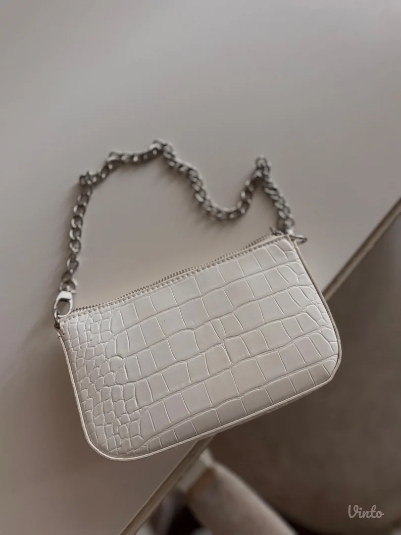 Bershka bela torbica