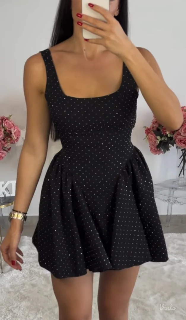 Elegantna crna haljina sa cirkonima