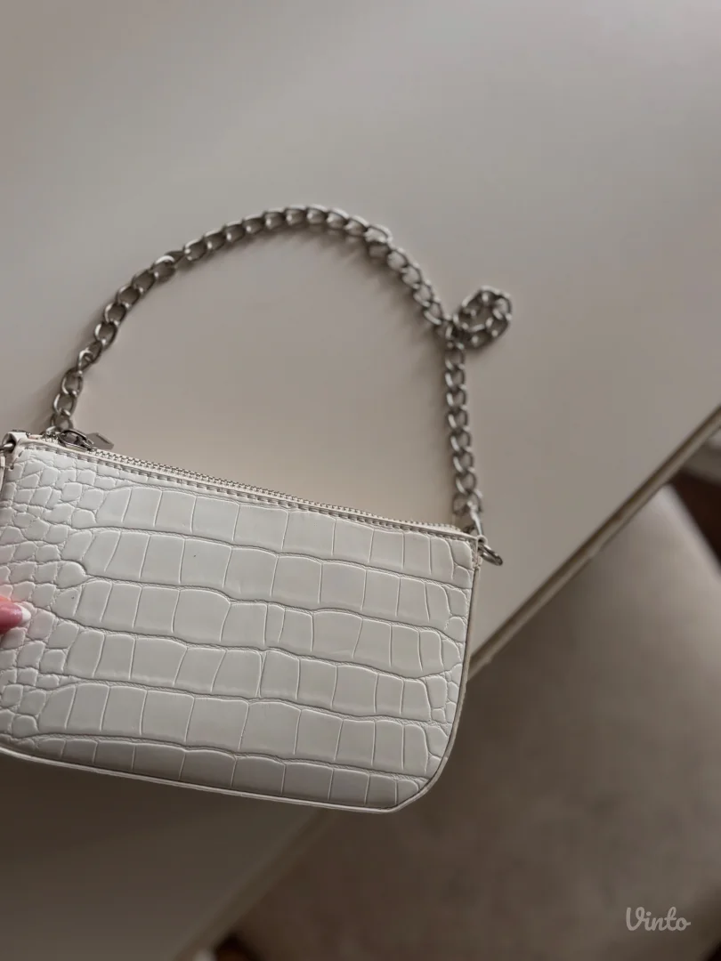 Bershka bela torbica