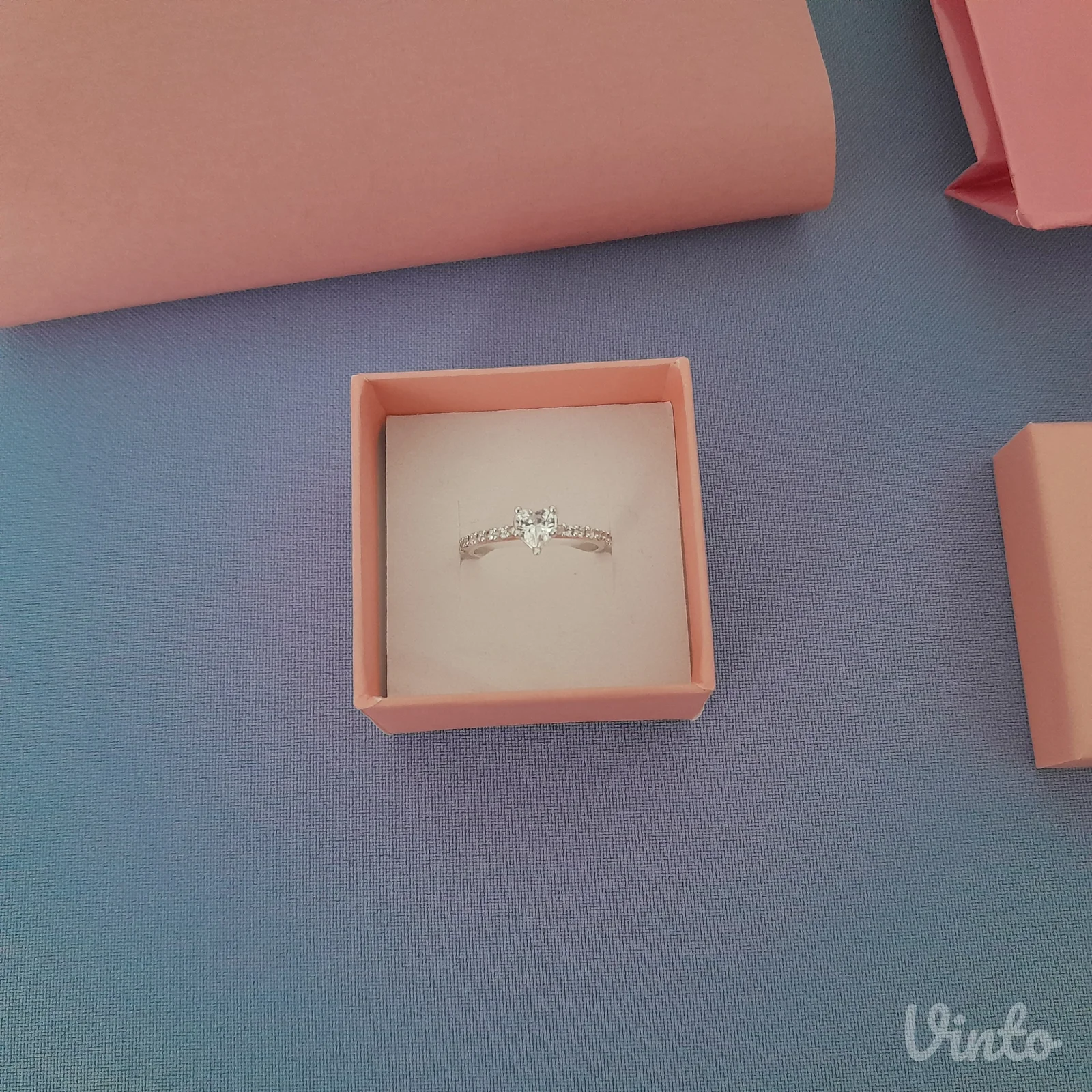 Nov elegantan srebrni prsten sa belim cirkonom 17 mm