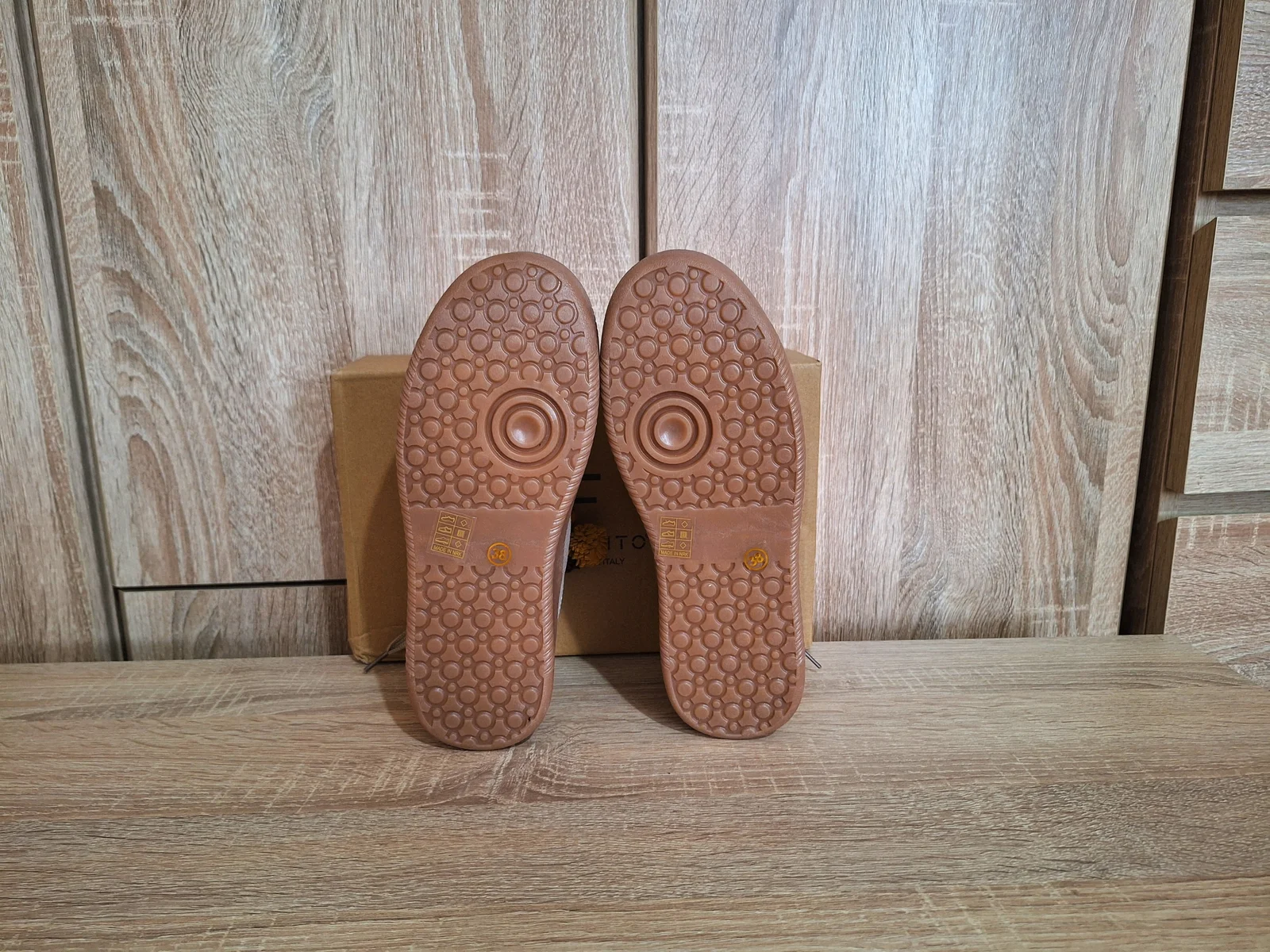 Nove ženske bež krem patike s priveskom 38 djon 5 cm ug 24