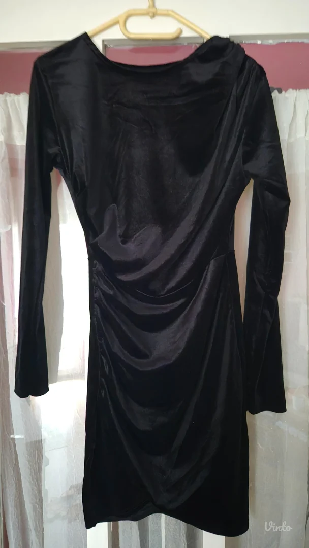 Crna plisana kratka haljina