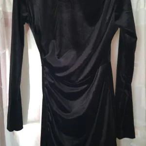 Crna plisana kratka haljina