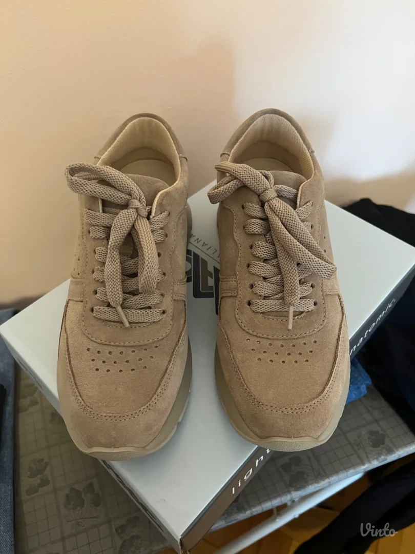 Imac Nove kozne patike 38